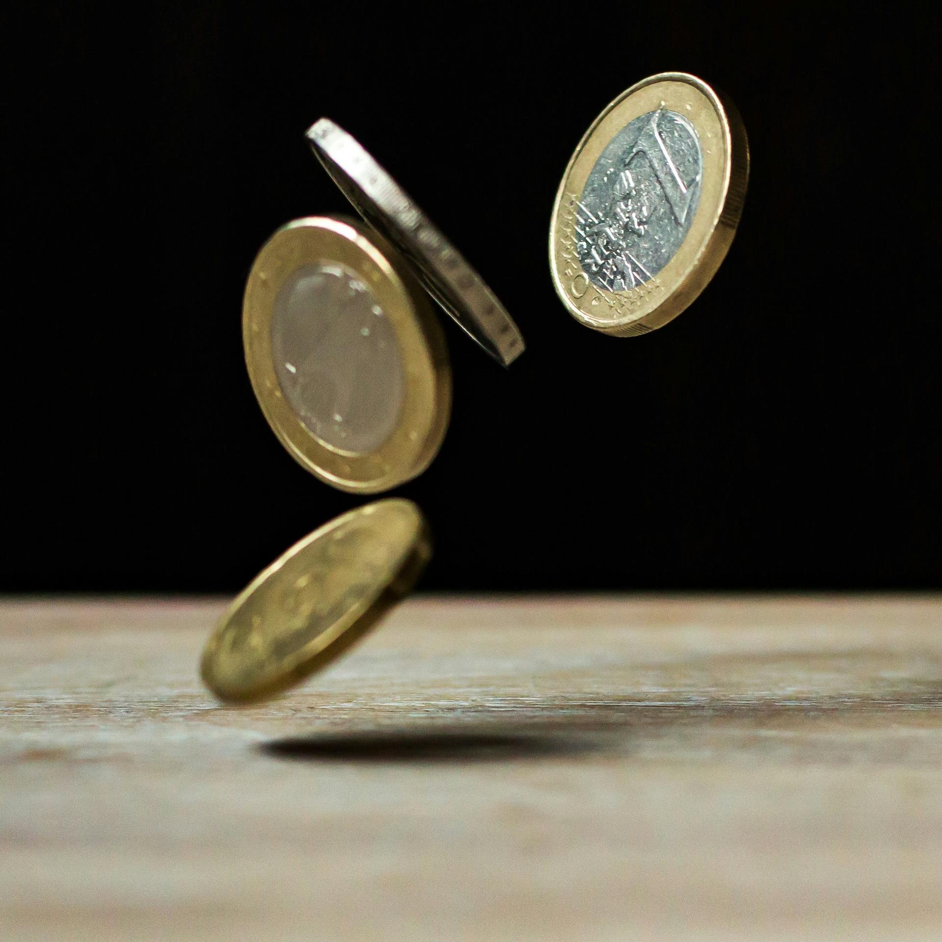 Monety symbolizujące porównanie leasingu i kredytu dla firmy